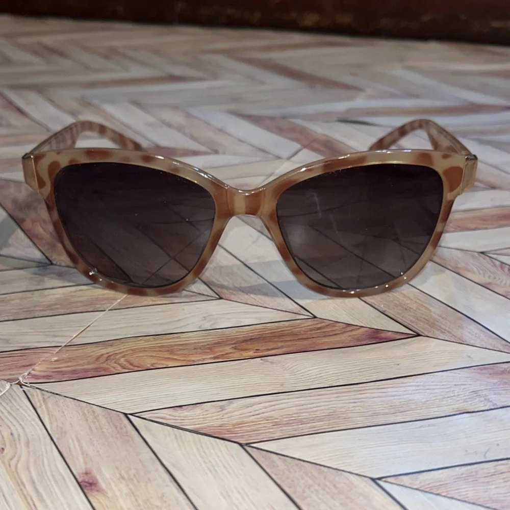 Jessica Simpson brown tortoise Shell Sunglasses